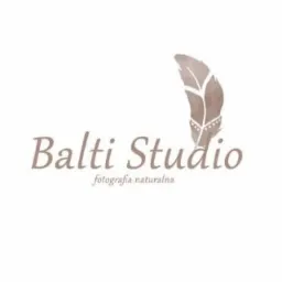 Logo studia fotograficznego Balti Studio z motywem pióra w odcieniach beżu i napisem 'fotografia naturalna' pod nazwą.