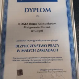 Dyplom Państwowej Inspekcji Pracy dla NOMA Biuro Rachunkowe Małgorzata Nowak w Gdyni za udział w programie prewencyjnym Bezpieczeństwo Pracy w Małych Zakładach, oprawiony w srebrną ramkę, podpisany...
