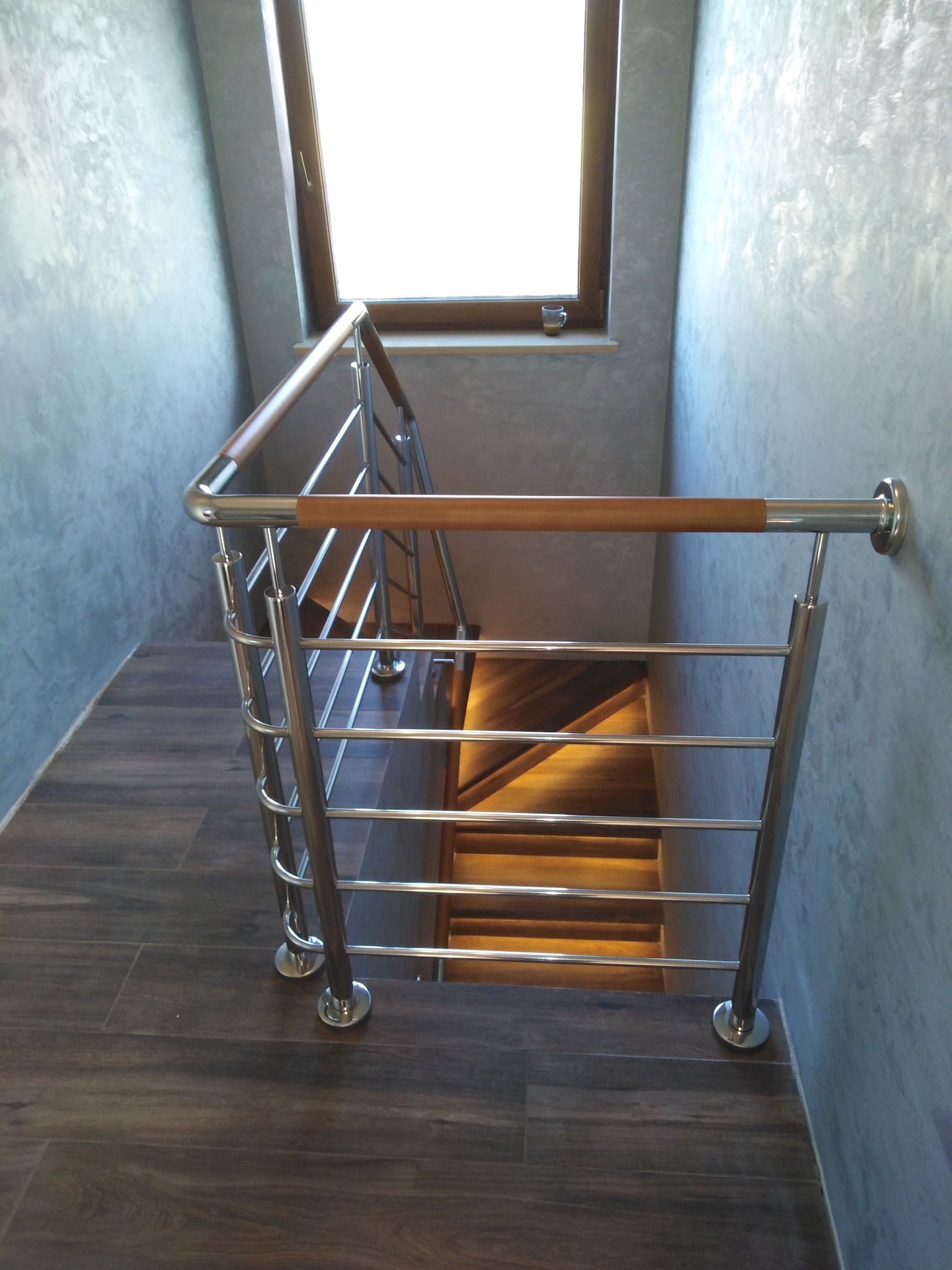 Balustrada nierdzewna schodowa z wypełnieniem drewnianym.