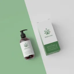 Butelka z dozownikiem i pudełko produktu Medicinal CBD na dwukolorowym tle, prezentacja etykiety i opakowania.