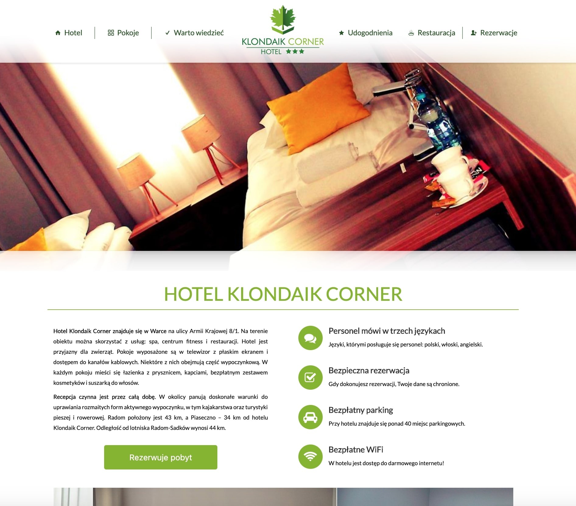 Pokój hotelowy z pomarańczową poduszką, białymi ręcznikami i stolikiem nocnym z lampkami oraz zestawem do kawy.