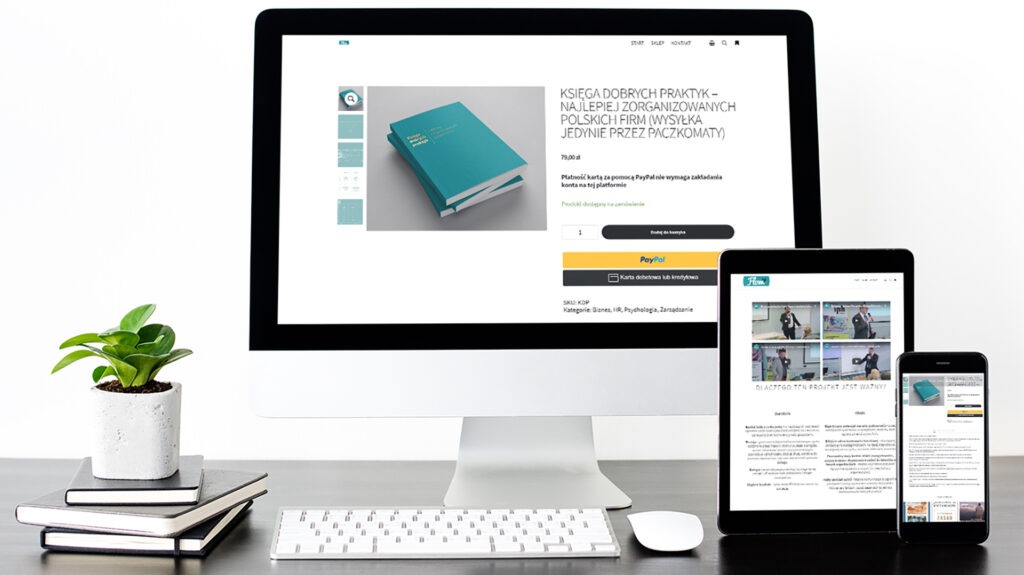 Mokap prezentujący stronę internetową sklepu flowup.pl z księgą dobrych praktyk na monitorze, tablecie i smartfonie. Na biurku obok monitora stoi roślina w betonowej doniczce i leżą czarne notatniki.