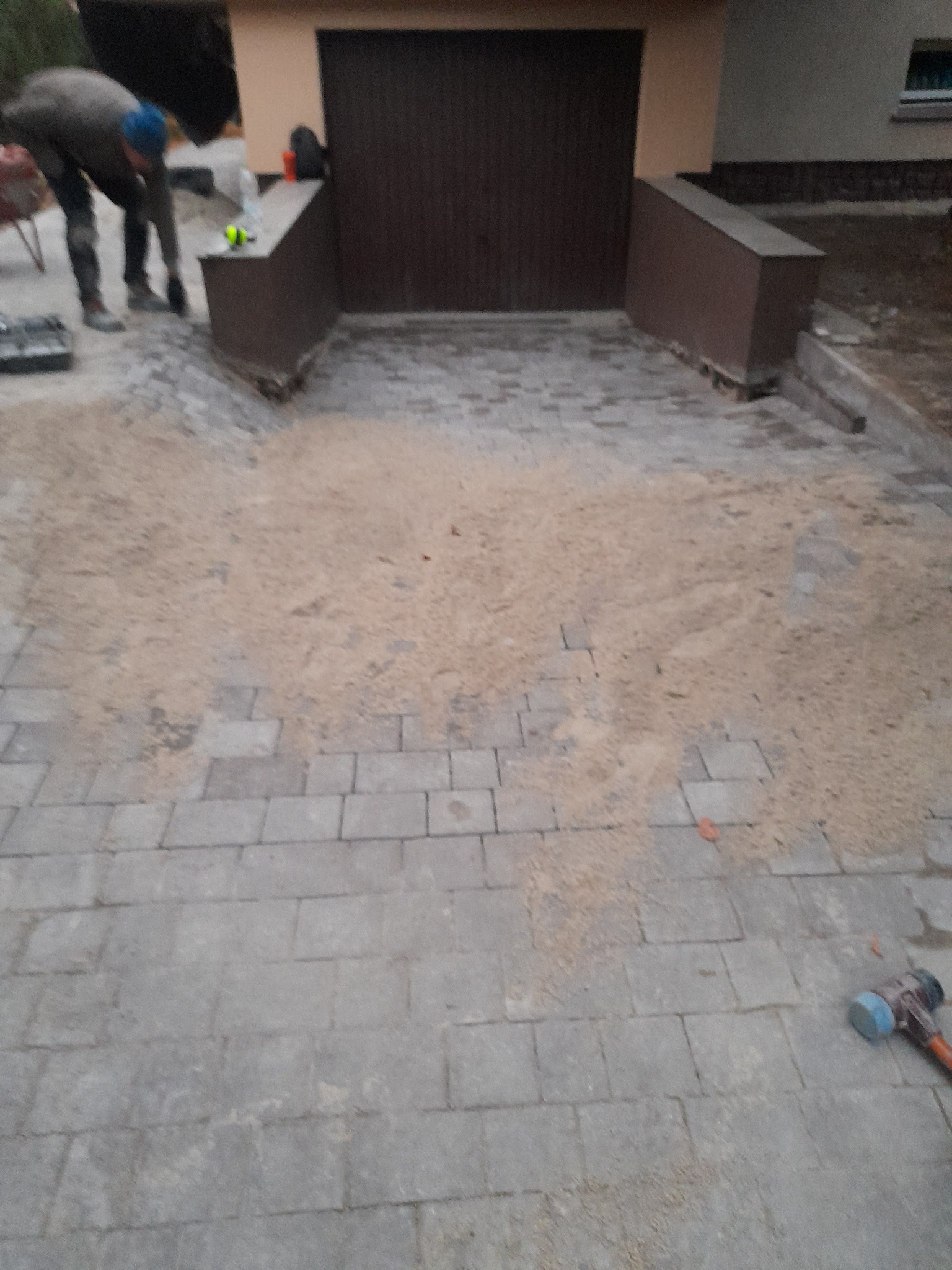 Ukladanie podjazdu posesji po partaczach