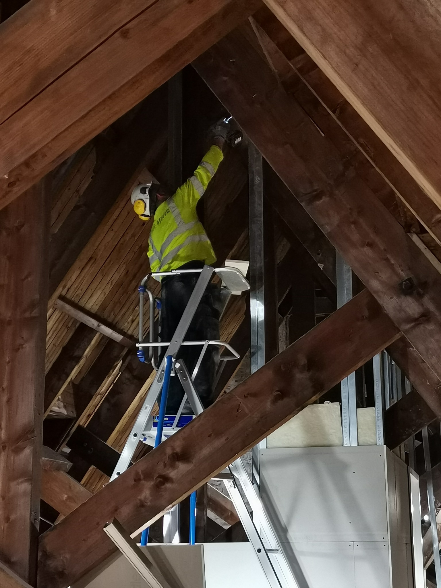 Montaz ścian przeciwpozarowych.