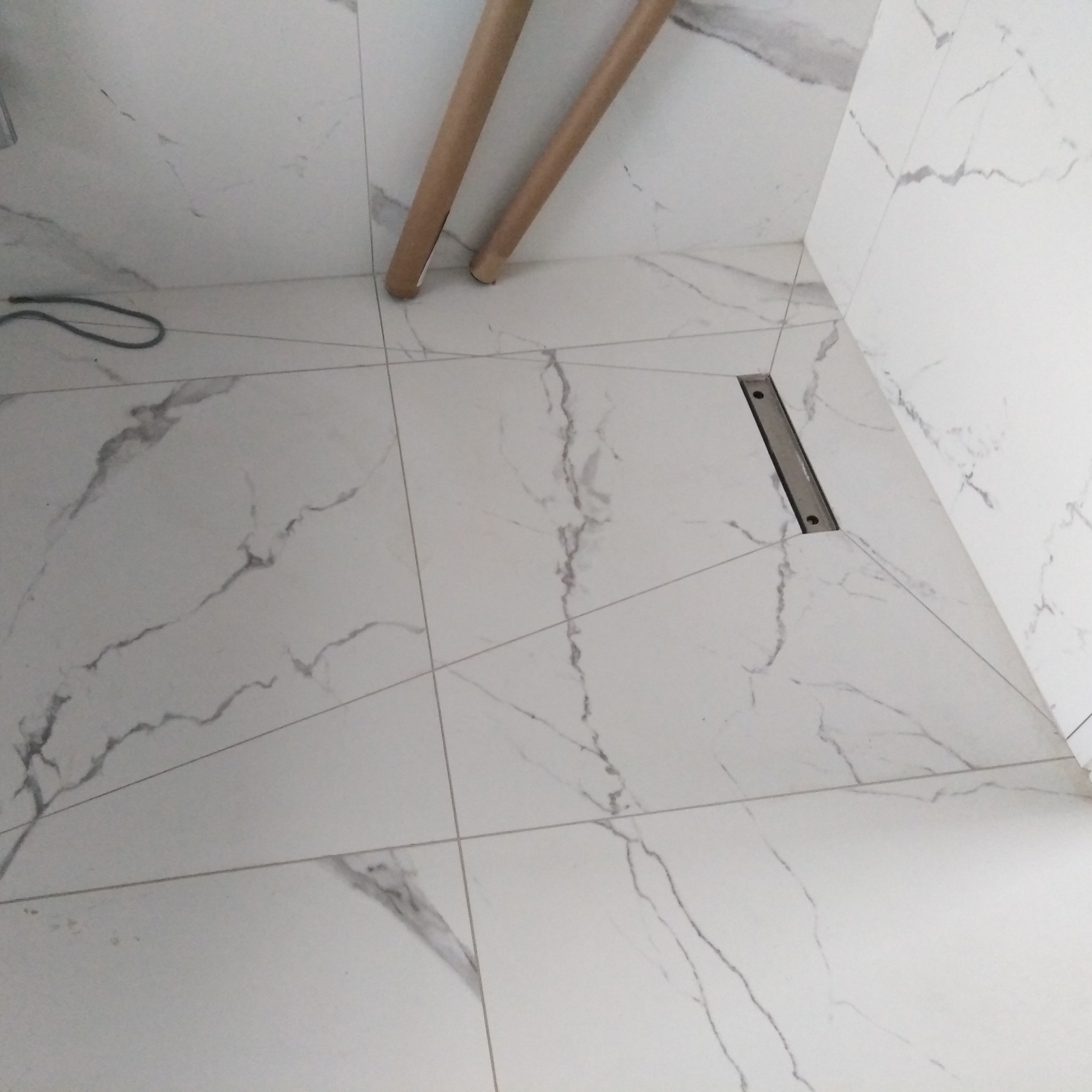 Płyty wielkoformatowe, podłoga pod prysznicem.