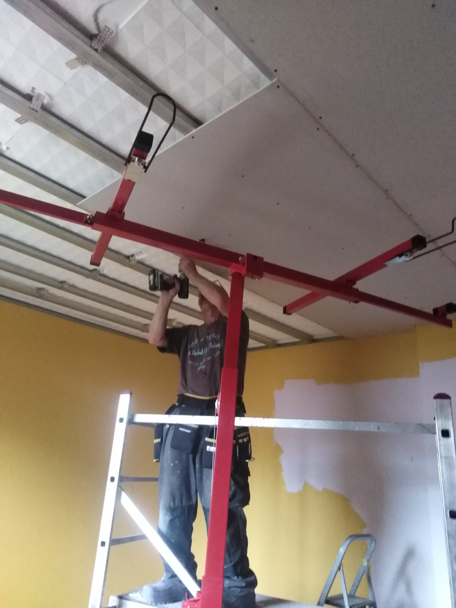 Montaż podwieszanego sufitu.