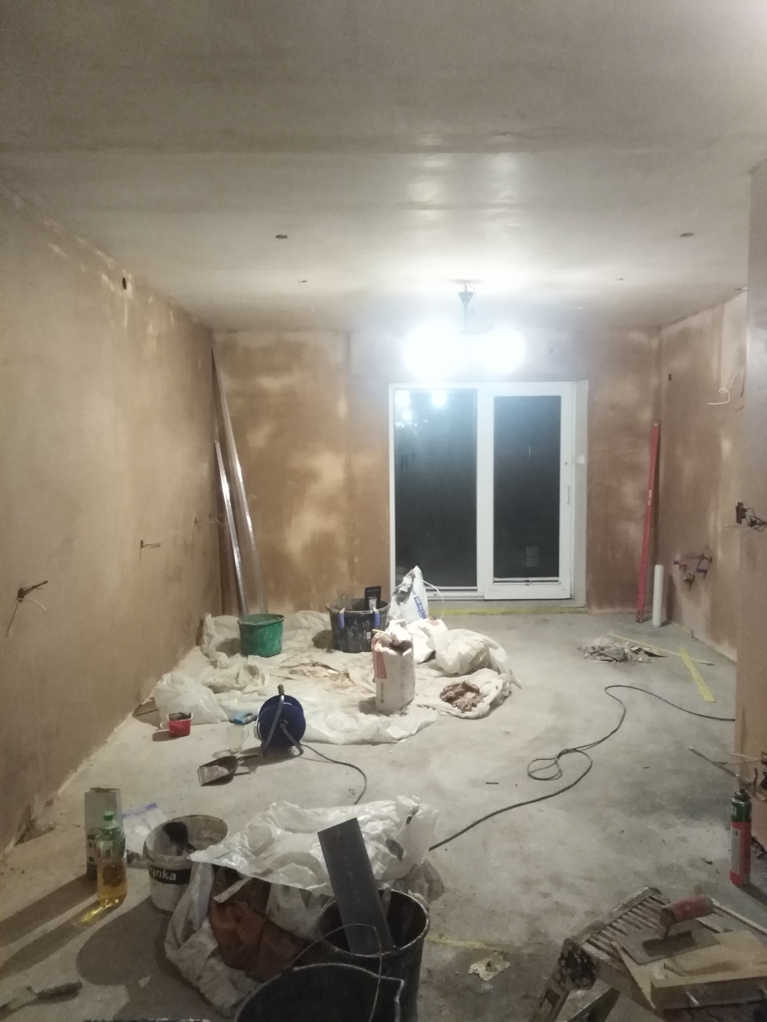 Sufit i ściany wygipsowane angielskim systemem na mokro.