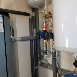 KOVALINSTAL JACEK KOWALIK - Węzeł cieplny z dwoma pompami obiegowymi LFP, zbiornikami i rurami z izolacją termiczną. Elementy instalacji grzewczej w kotłowni.