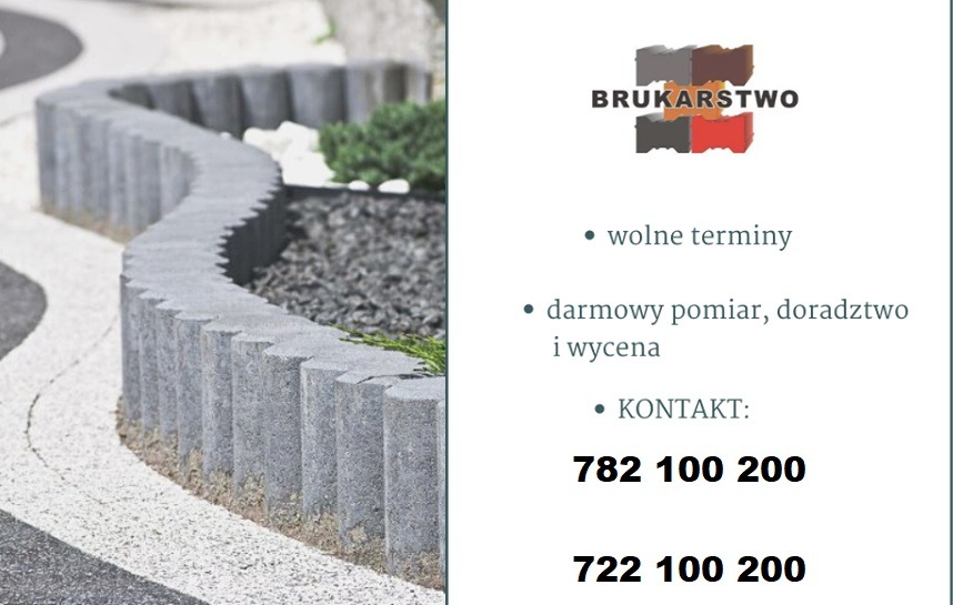 Krawężnik z szarej kostki obrzeżający rabatę z czarnym grysem i zielenią, na tle jasnej nawierzchni z drobnego kruszywa, obok reklama firmy brukarskiej z numerami telefonów.