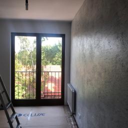 Gładź, malowanie i dodany efekt betonu, który w tym świetle pokazuje swoją głębie.