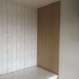 Tapetowanie, malowanie, wklejenie płyty meblowej jako zagłówek łóżka.