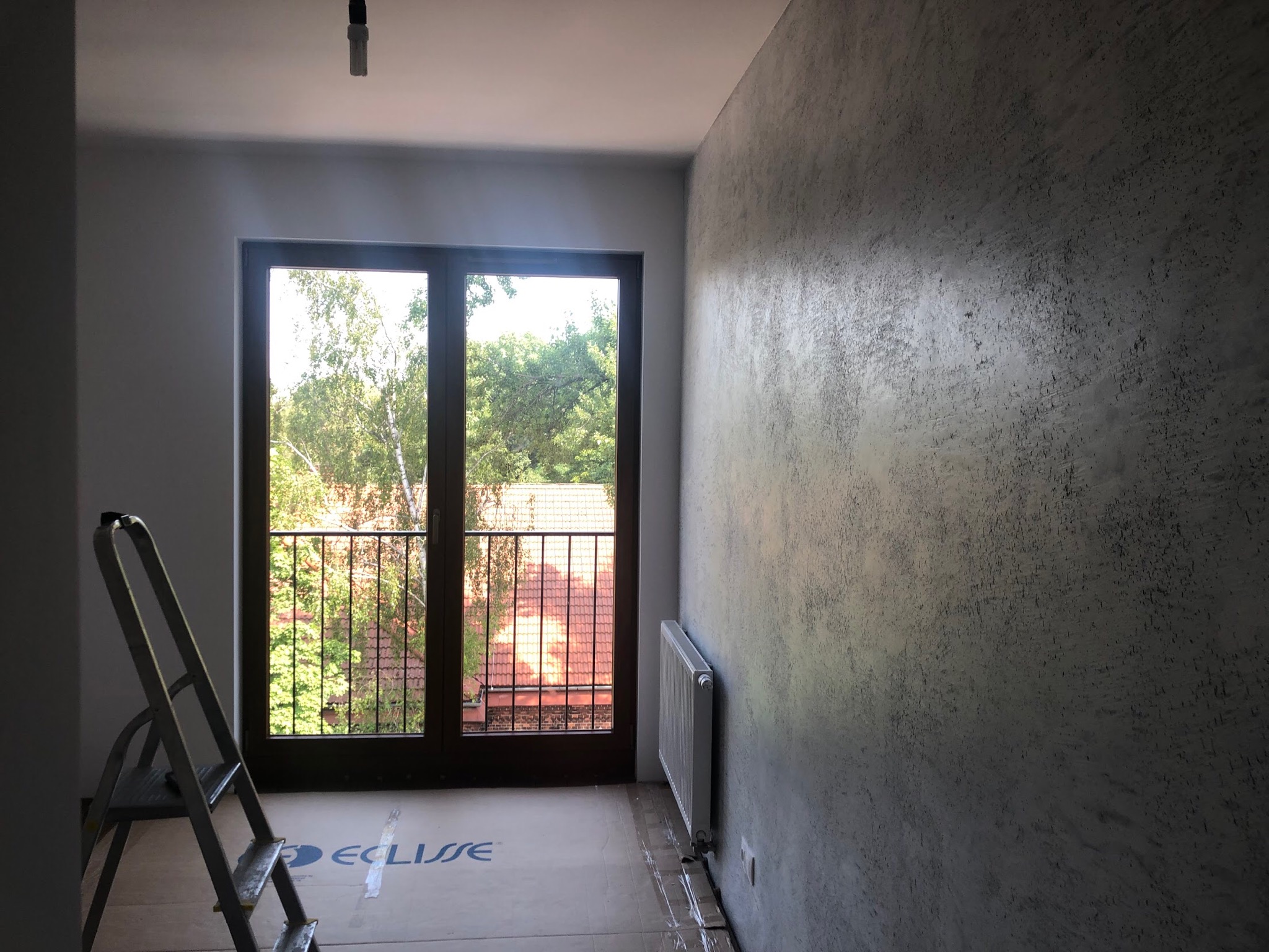 Gładź, malowanie i dodany efekt betonu, który w tym świetle pokazuje swoją głębie.