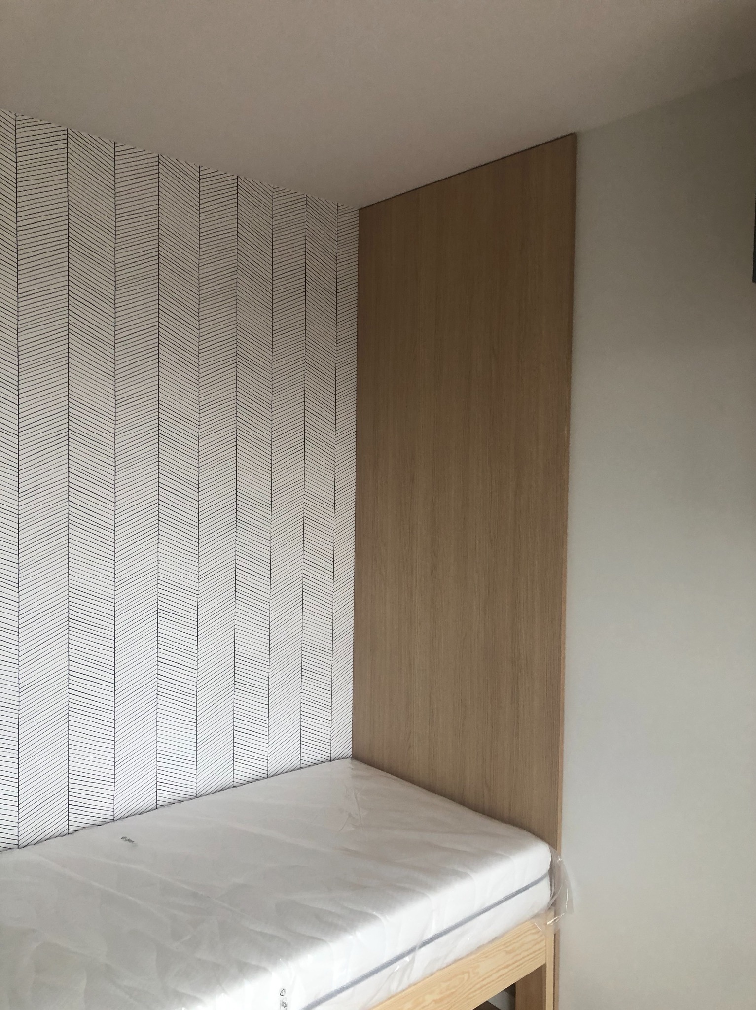 Tapetowanie, malowanie, wklejenie płyty meblowej jako zagłówek łóżka.