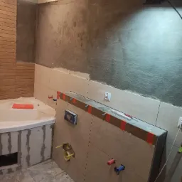 A tutaj już coraz bliżej końca. Drobne rzeczy, biały montaż i lustro i gotowe.