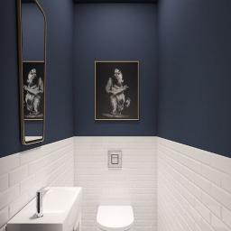 Workhammer - Niewielka łazienka w odcieniach granatu i bieli, z geometryczną posadzką, białymi płytkami typu metro, umywalką z szafką, toaletą i dekoracyjnym lustrem oraz grafiką z motywem zwierzęcym na ścianie.