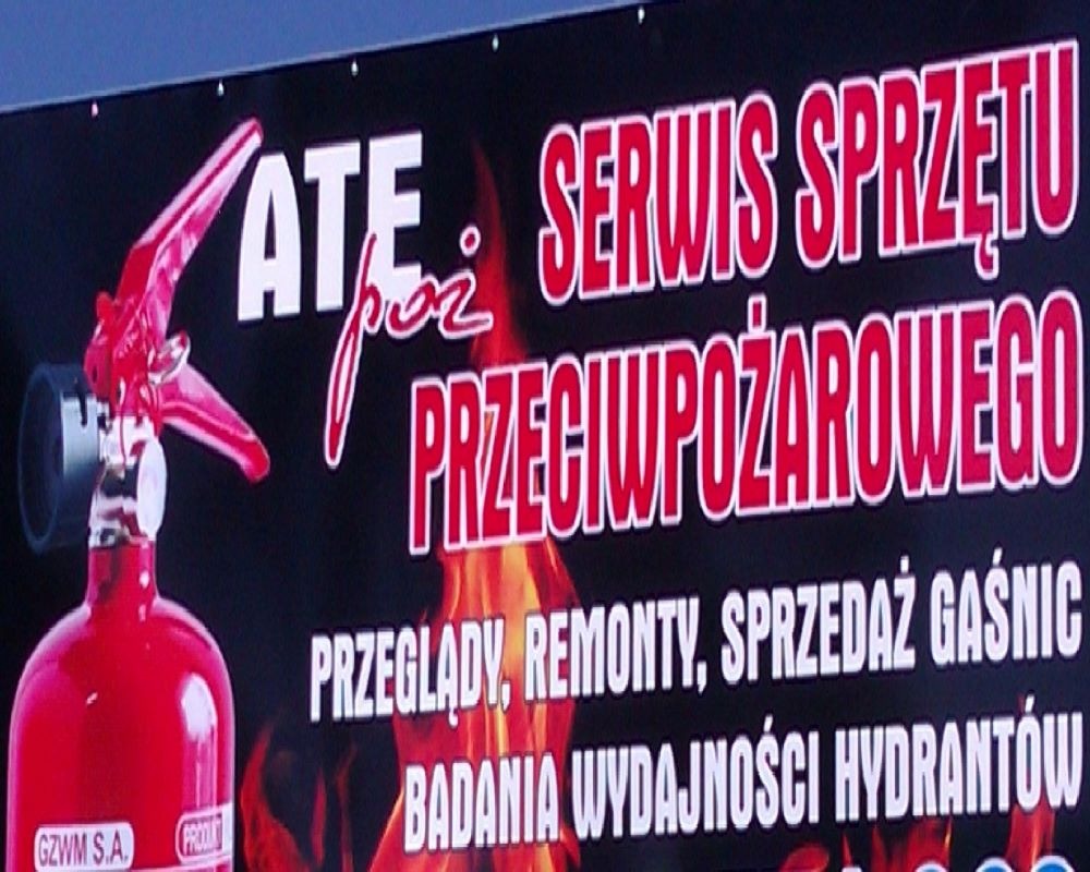 Baner reklamowy z czerwonym gaśnicą, informujący o serwisie sprzętu przeciwpożarowego, przeglądach, remontach, sprzedaży gaśnic i badaniach wydajności hydrantów.