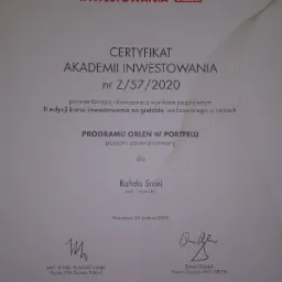 Certyfikat ukończenia Akademii Inwestowania Orlen z 2020 roku dla Rafała Sroki, podpisany przez Krzysztofa Jajugę i Daniela Obajtka.