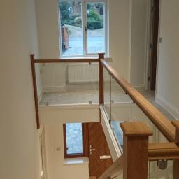 Renowacja klatki schodowej. Malowanie drzwi, okien, ścian, balustrady.