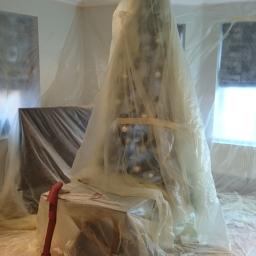 Naprawa pęknięć na suficie i malowanie sufitu.