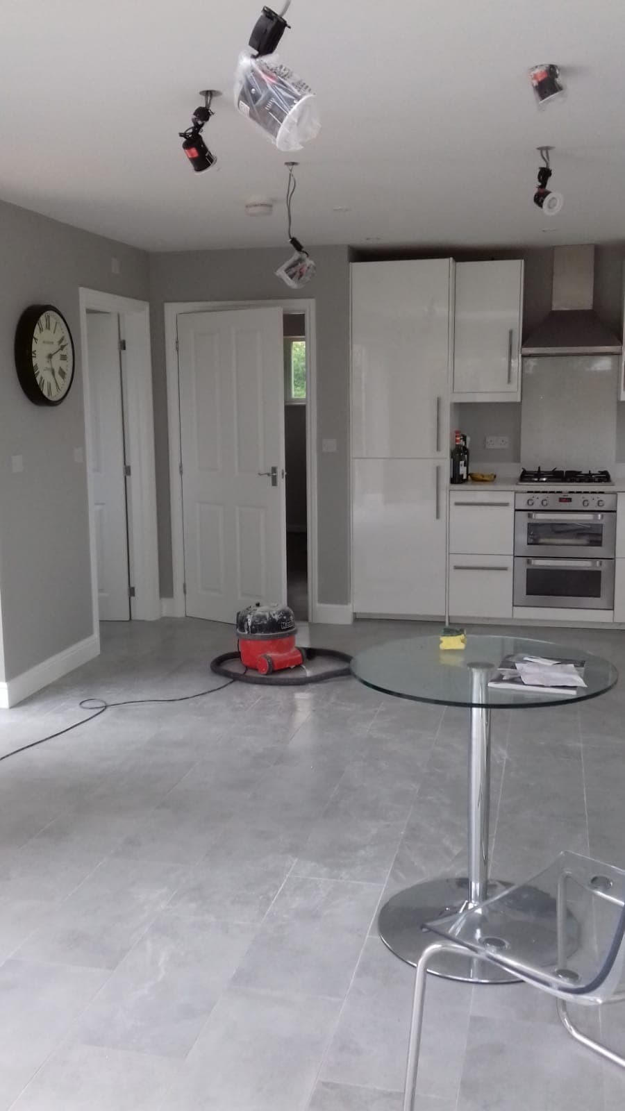 Malowanie ścian, sufitu i drewnianych drzwi, futryn i listw podłogowych