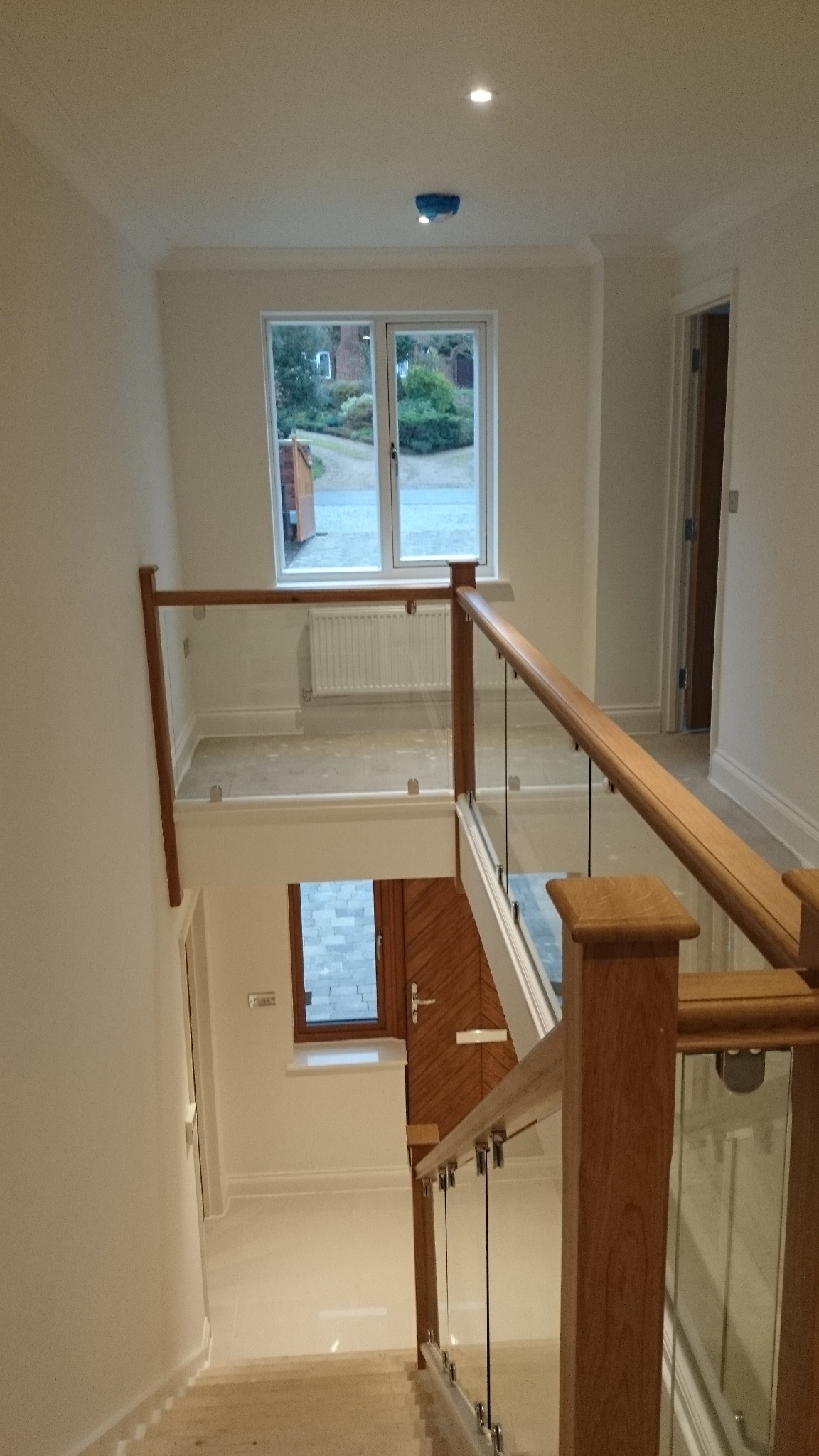 Renowacja klatki schodowej. Malowanie drzwi, okien, ścian, balustrady.