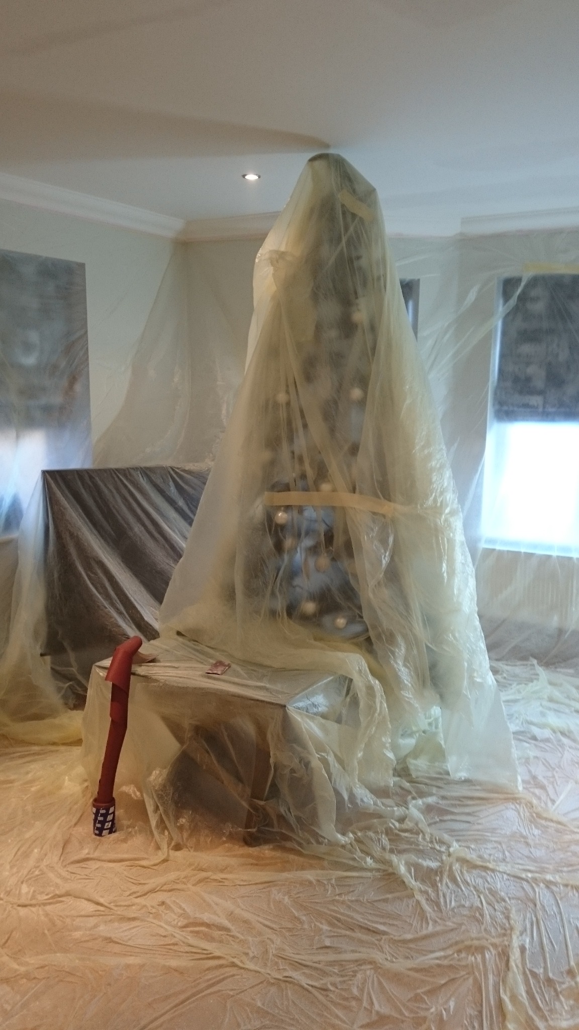 Naprawa pęknięć na suficie i malowanie sufitu.