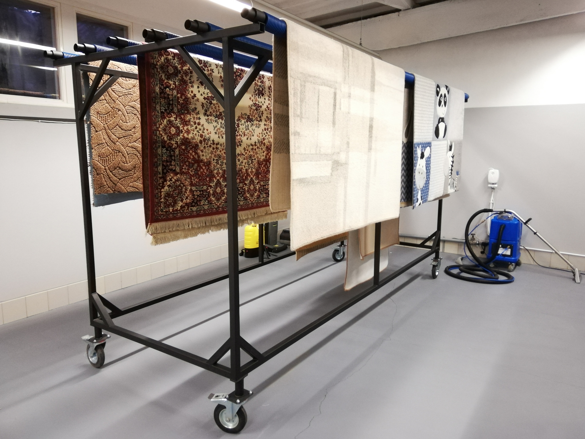 Po praniu dywany są suszone na specjalnie skonstruowanej suszarce w ogrzewanym pomieszaniu.