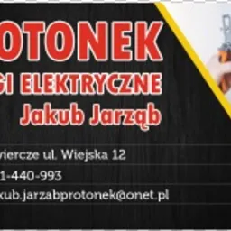 Wizytówka firmy PROTONEK oferującej usługi elektryczne, z danymi kontaktowymi Jakub Jarząb, adres i numer telefonu na czarnym tle z żółtymi akcentami, w tle dłoń elektryka w trakcie pracy przy...