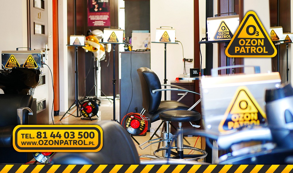 Ozonowanie pomieszczenia fryzjerskiego: kilka urządzeń Ozon Patrol rozmieszczonych w salonie, widoczne fotele fryzjerskie i przewody zasilające.