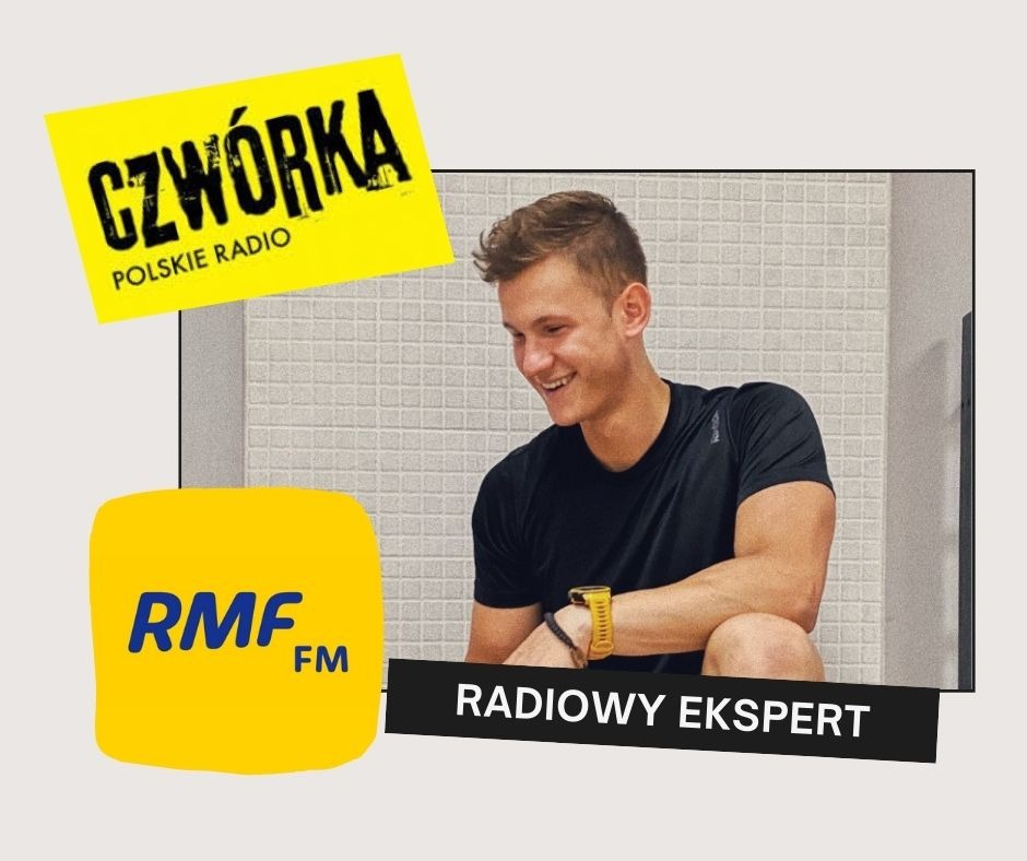 Uśmiechnięty mężczyzna w sportowej koszulce, z logotypami stacji radiowych 'Czwórka' i 'RMF FM' oraz napisem 'Radiowy Ekspert'.