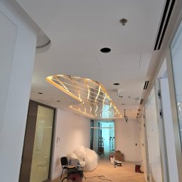 SPLINTER GROUP SPÓŁKA Z OGRANICZONĄ ODPOWIEDZIALNOŚCIĄ - Nowoczesna przestrzeń biurowa w trakcie realizacji – precyzyjne prace wykończeniowe i montaż elementów sufitowych.”