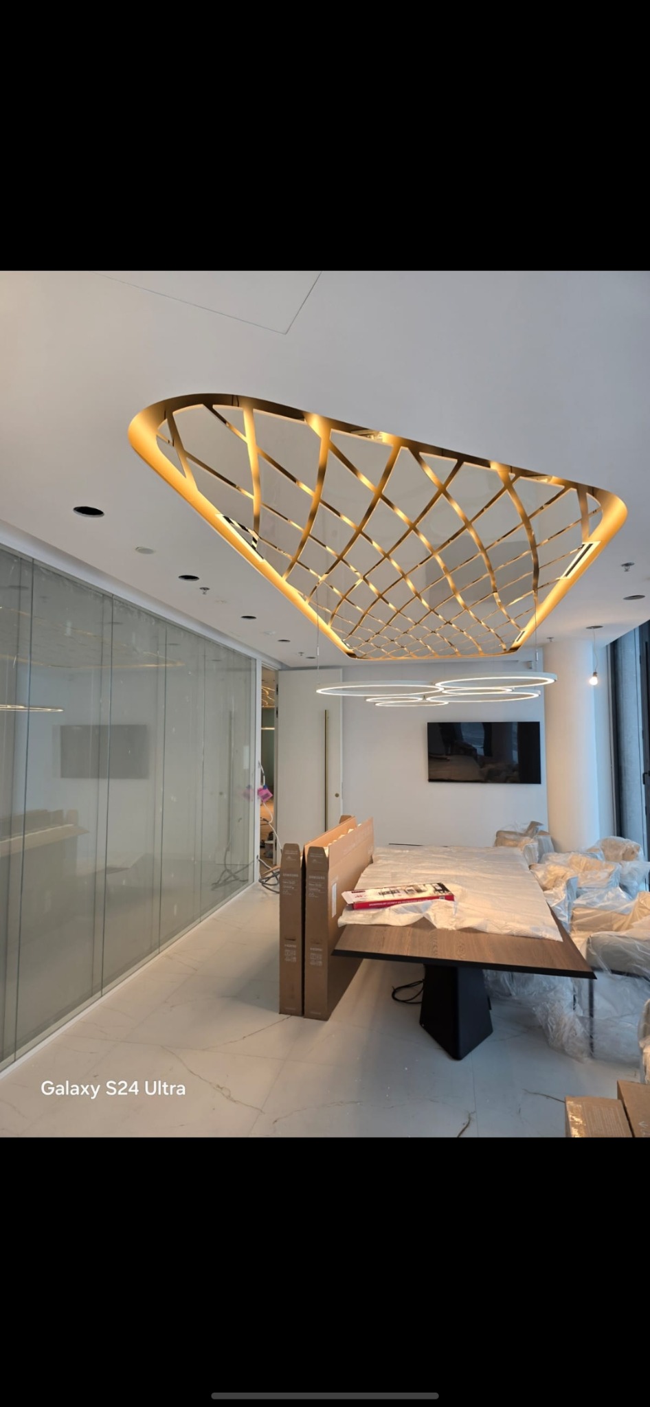 Wykończenie wnętrza premium – sufit dekoracyjny z oświetleniem, wysoka estetyka i dbałość o detale.