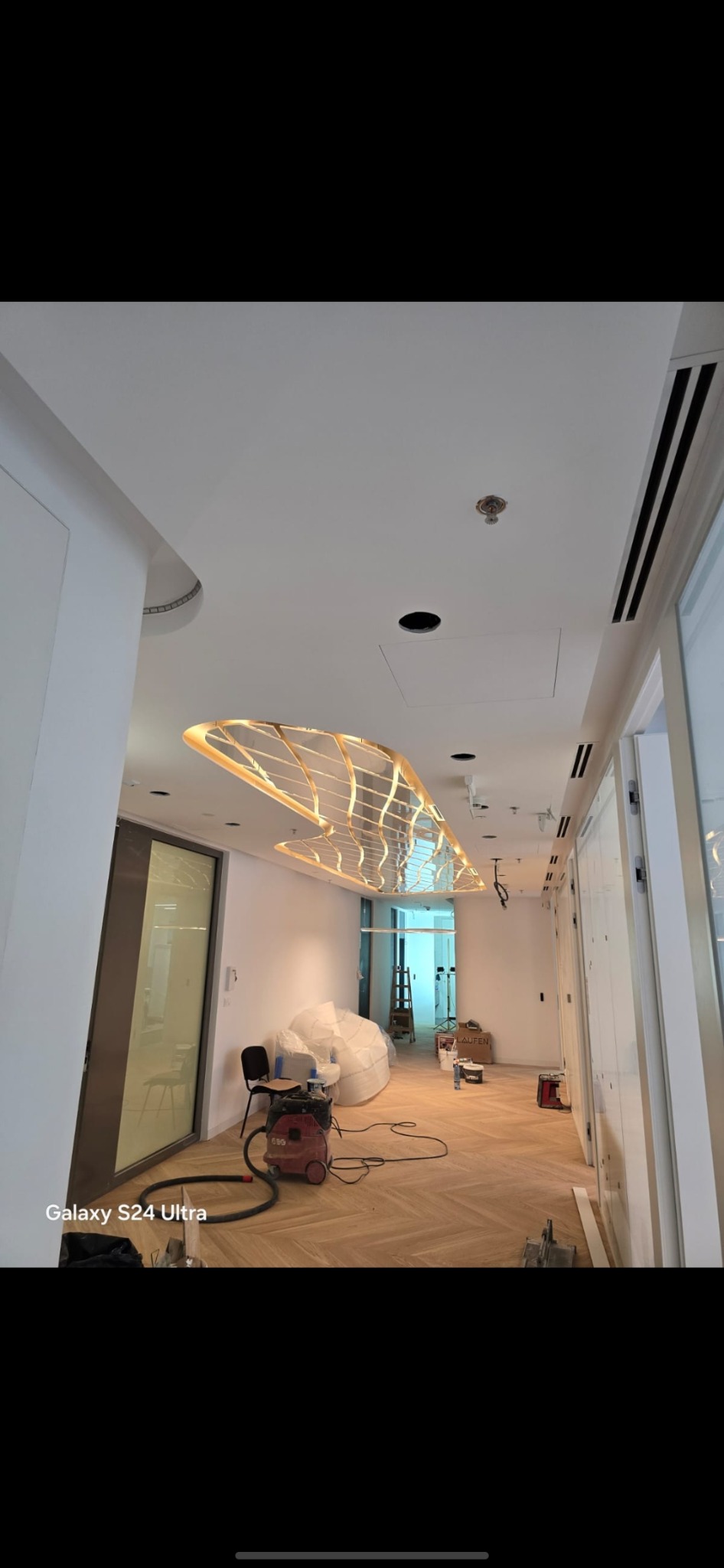 Nowoczesna przestrzeń biurowa w trakcie realizacji – precyzyjne prace wykończeniowe i montaż elementów sufitowych.”