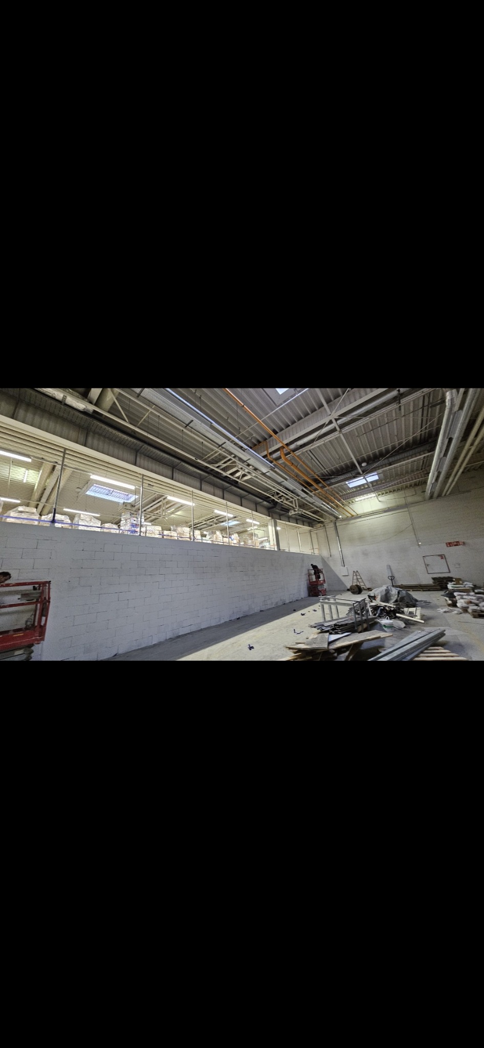 Przebudowa przestrzeni hali – przygotowanie strefy pod nowe funkcje i dalsze etapy adaptacji.