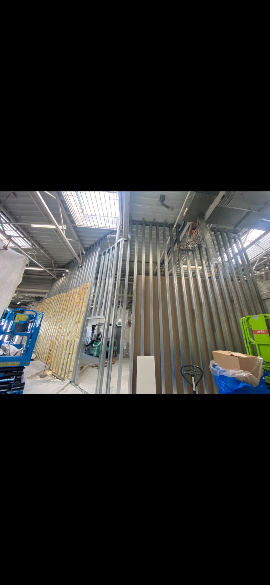 Budowa ścian i zabudów w systemie lekkiej zabudowy – etap konstrukcyjny pod fit-out i instalacje.