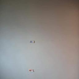 Grzeskowiak - Świeżo otynkowana ściana z widocznymi puszkami elektrycznymi, przygotowana do dalszych prac wykończeniowych.