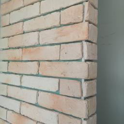 Cegiełka bez fugi na ścianie GK