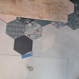 Heksagony ułożone w specjalnie wycięty gres