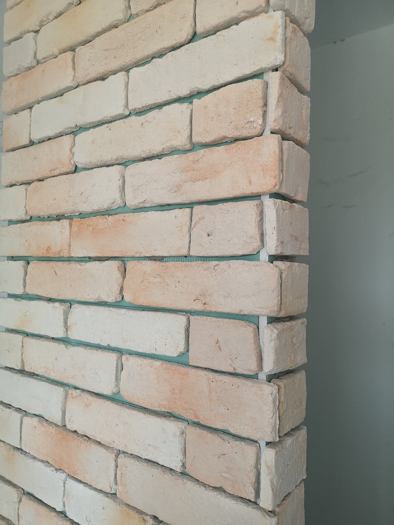 Cegiełka bez fugi na ścianie GK