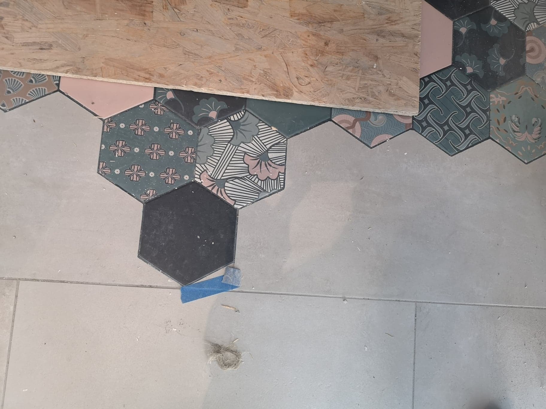 Heksagony ułożone w specjalnie wycięty gres