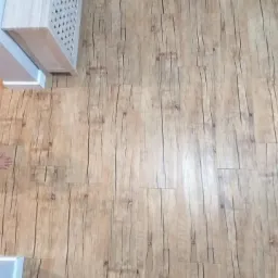 Panele winylowe klejone na wylewce samopoziomujacej