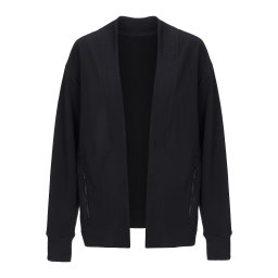 Zdjęcie typu duch – fotografia produktowa podkreślająca jakość materiału i detale ubrań, idealna dla e-commerce.