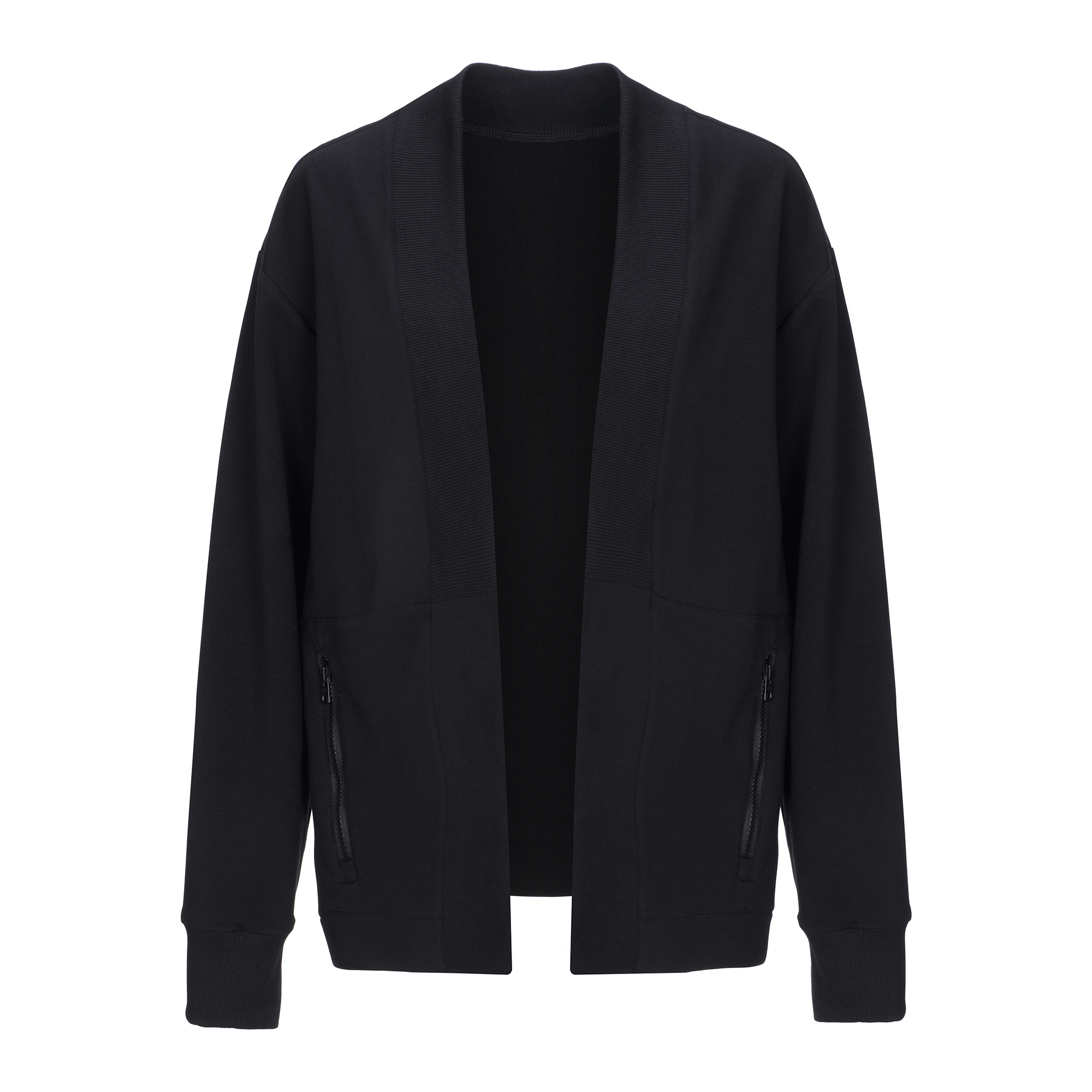 Czarnej, rozpiętej bluzy z kieszeniami na zamek błyskawiczny na białym tle. Zdjęcie produktowe typu duch, podkreślające detale i jakość materiału.