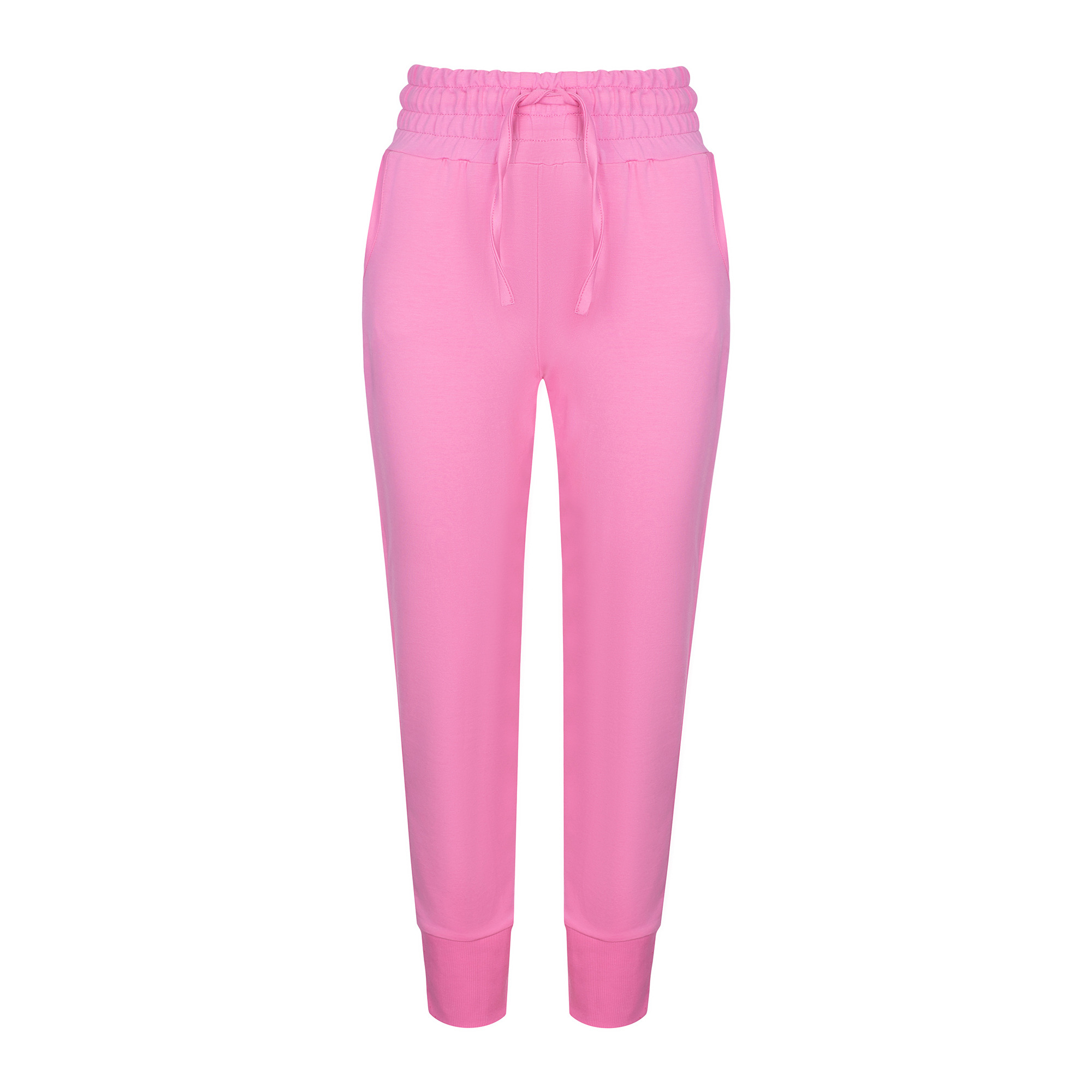 Różowe spodnie dresowe damskie z wiązaniem w pasie, na białym tle, ukazane w całości. Fotografia produktowa typu duch, prezentująca detale i materiał.