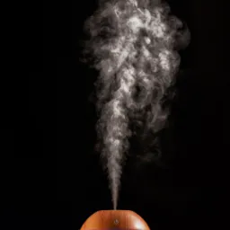 Nawilżacz powietrza o drewnianej fakturze, z niebieskim podświetleniem, emituje strumień pary na czarnym tle.