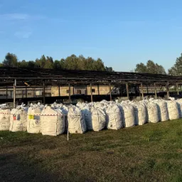 Spakowane płyty azbestowo-cementowe płaskie po rozbiórce magazynu.