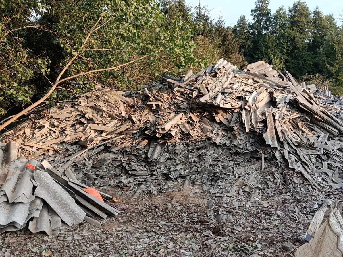 Dzikie wysypisko materiałów zawierających azbest.