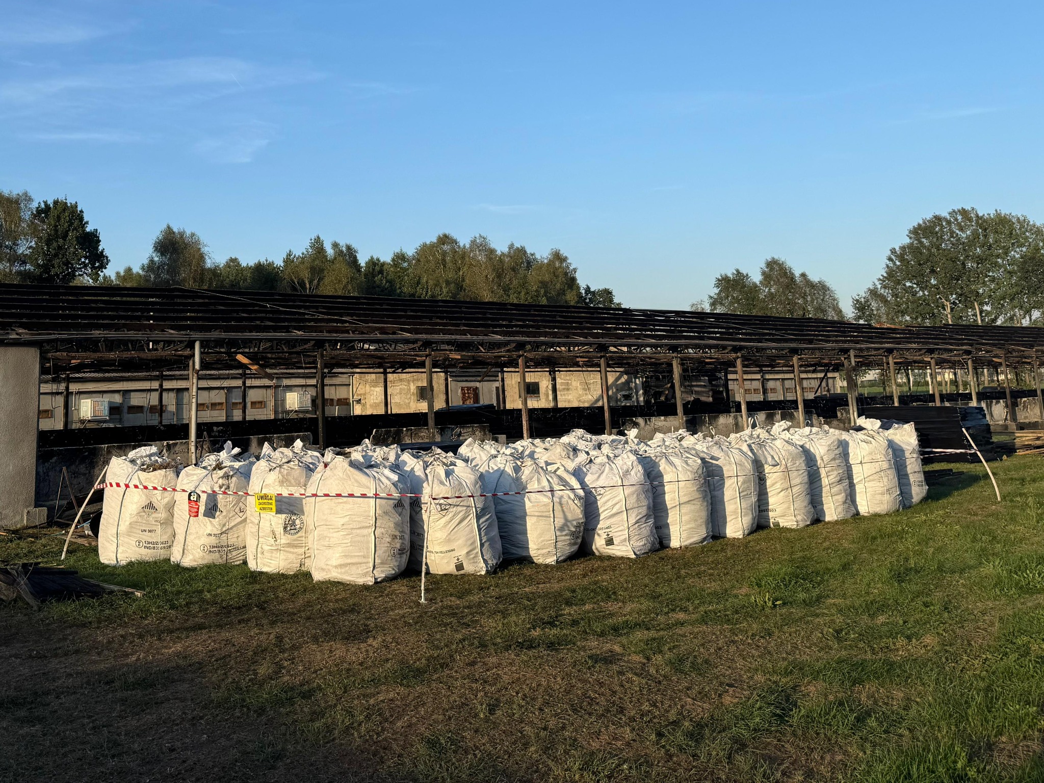 Spakowane płyty azbestowo-cementowe płaskie po rozbiórce magazynu.