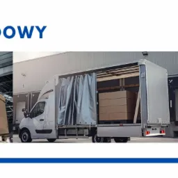 Kolaż przedstawiający załadunek i rozładunek towar&oacute;w: w&oacute;zek widłowy z kartonem na palecie, biały bus z otwartą przestrzenią ładunkową wypełnioną kartonami oraz doki załadunkowe z rampami.