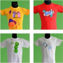 Kolekcja koszulek z różnymi nadrukami prezentowana na manekinach na tle zielonego ekranu, obejmująca motywy od kreskówkowych postaci i logotypów po grafiki związane z technologią i hasła reklamowe.